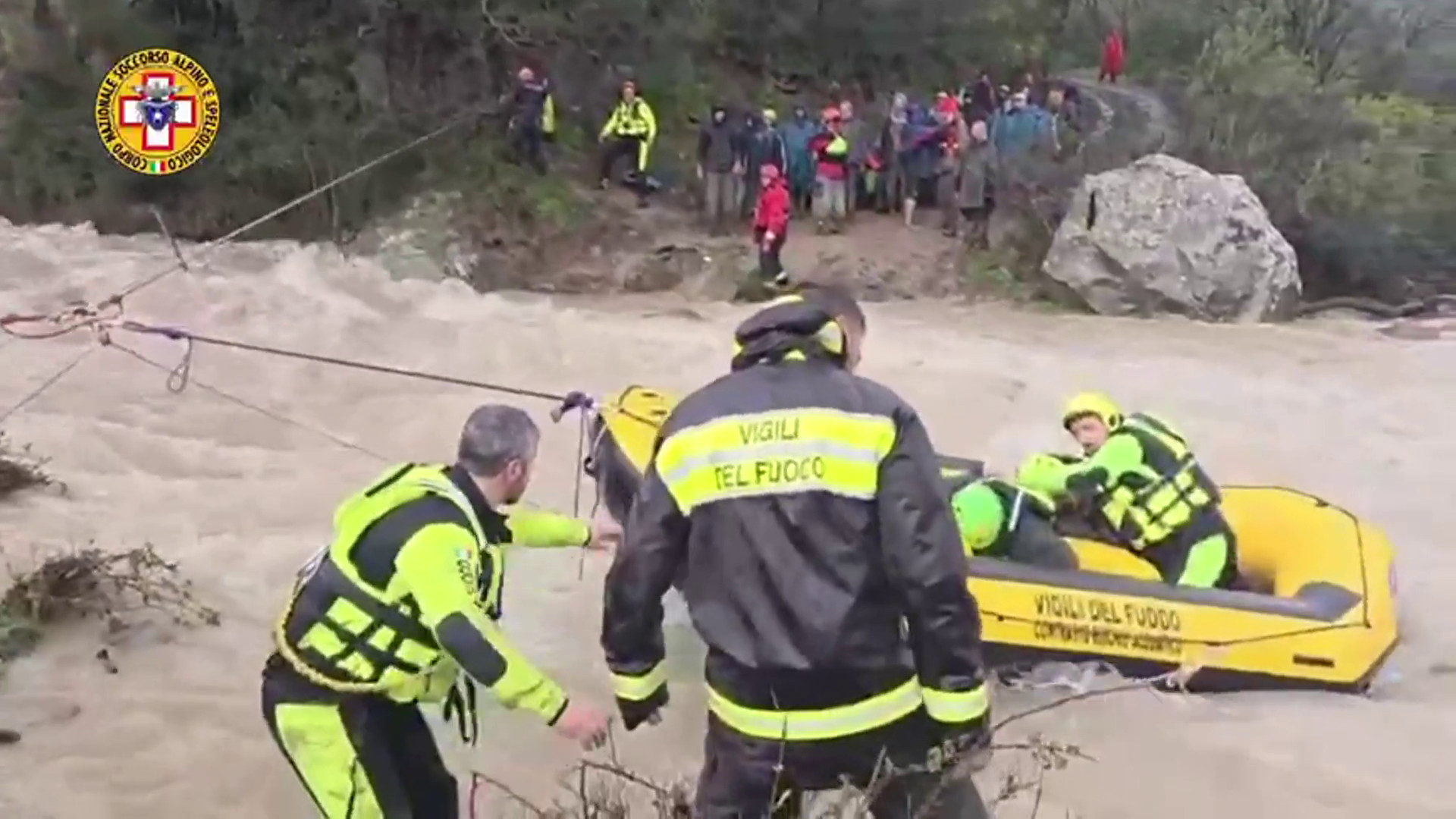 Maltempo, tratti in salvo 32 turisti rimasti isolati nel Messinese: le immagini