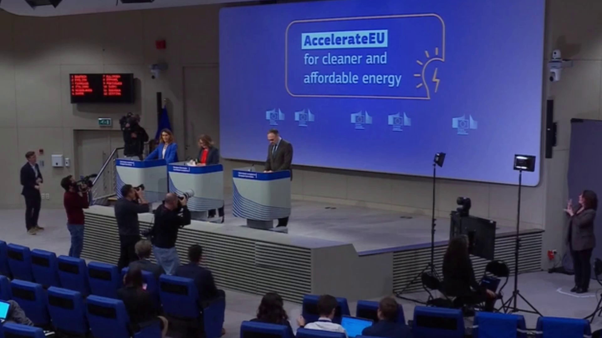 La Commissione Ue vara il piano contro il caro energia