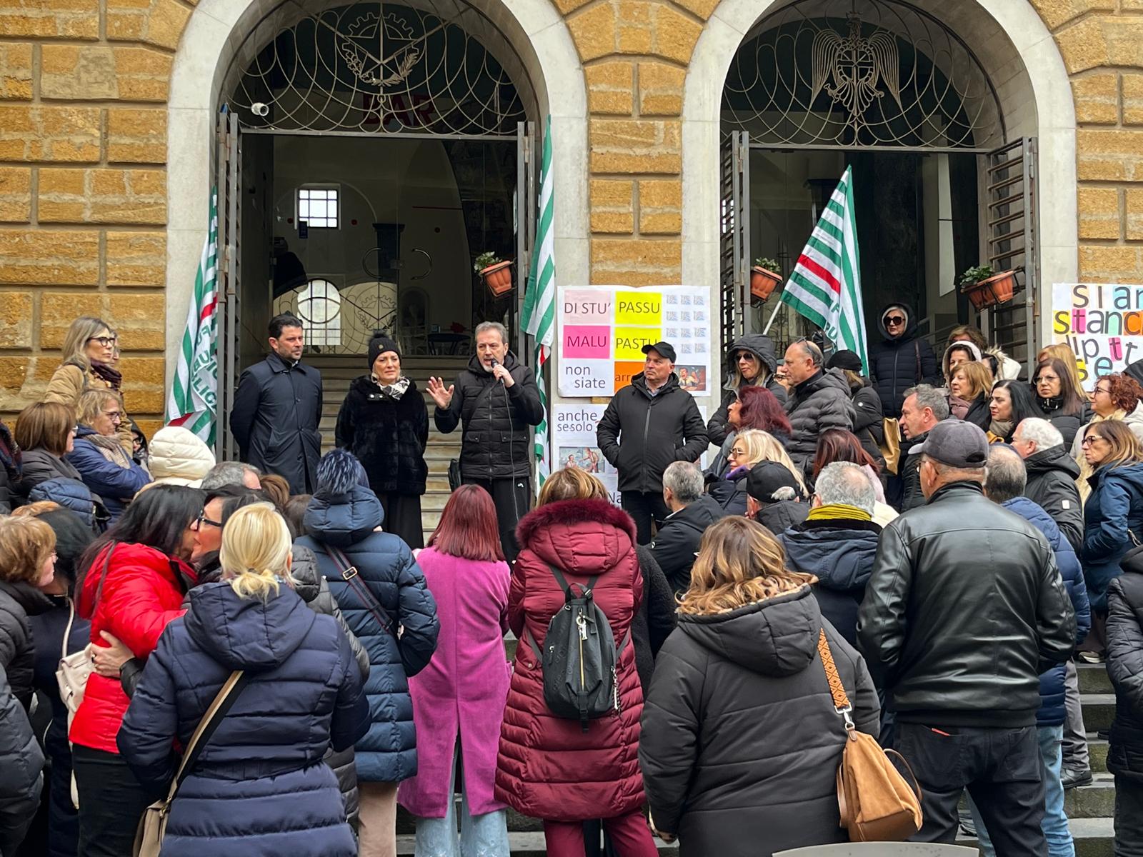 Caltagirone, sit-in dei dipendenti comunali: la Cisl chiede il confronto