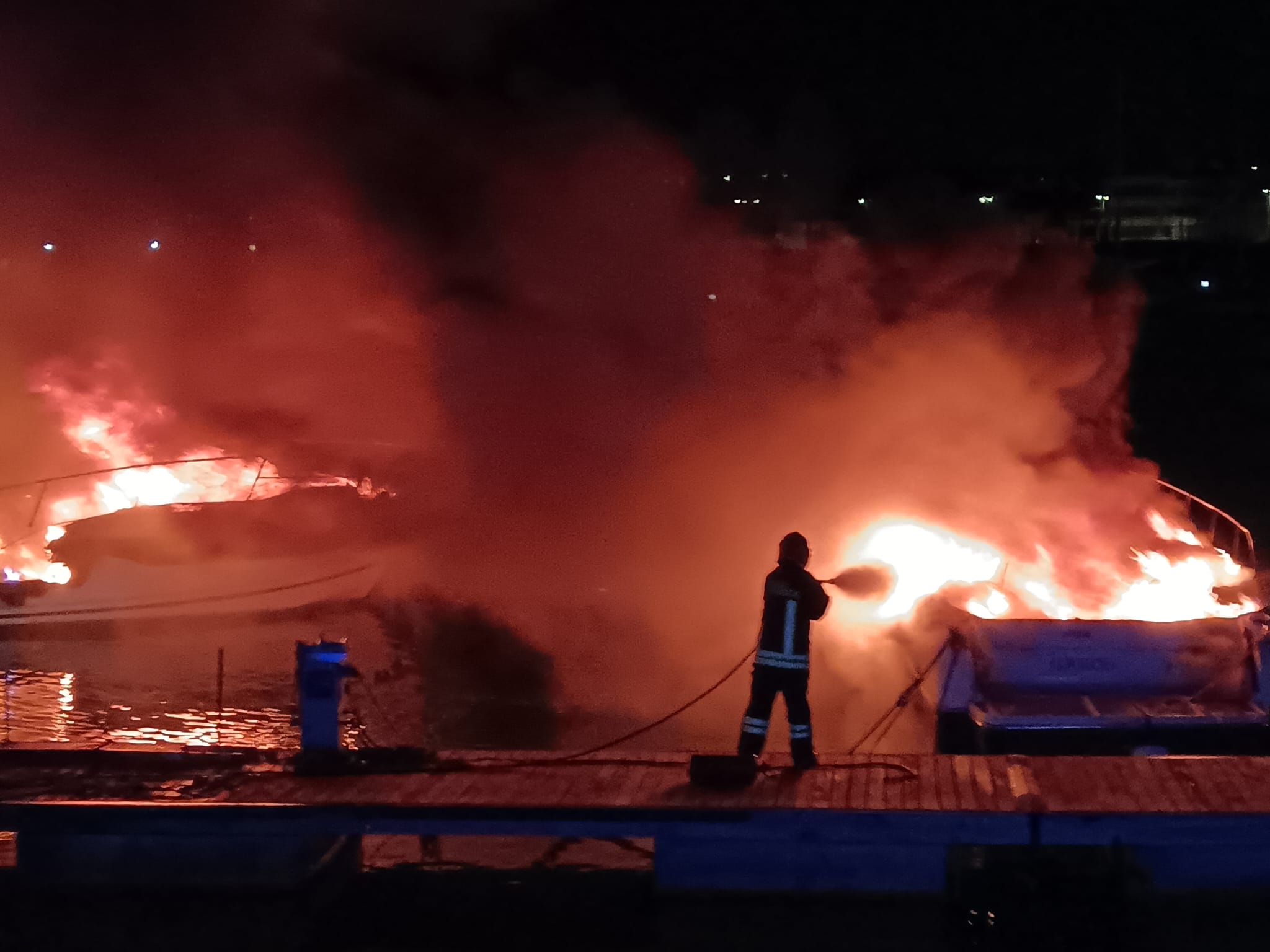 Barche in fiamme al porto di Scoglitti, intervento dei vigili del fuoco