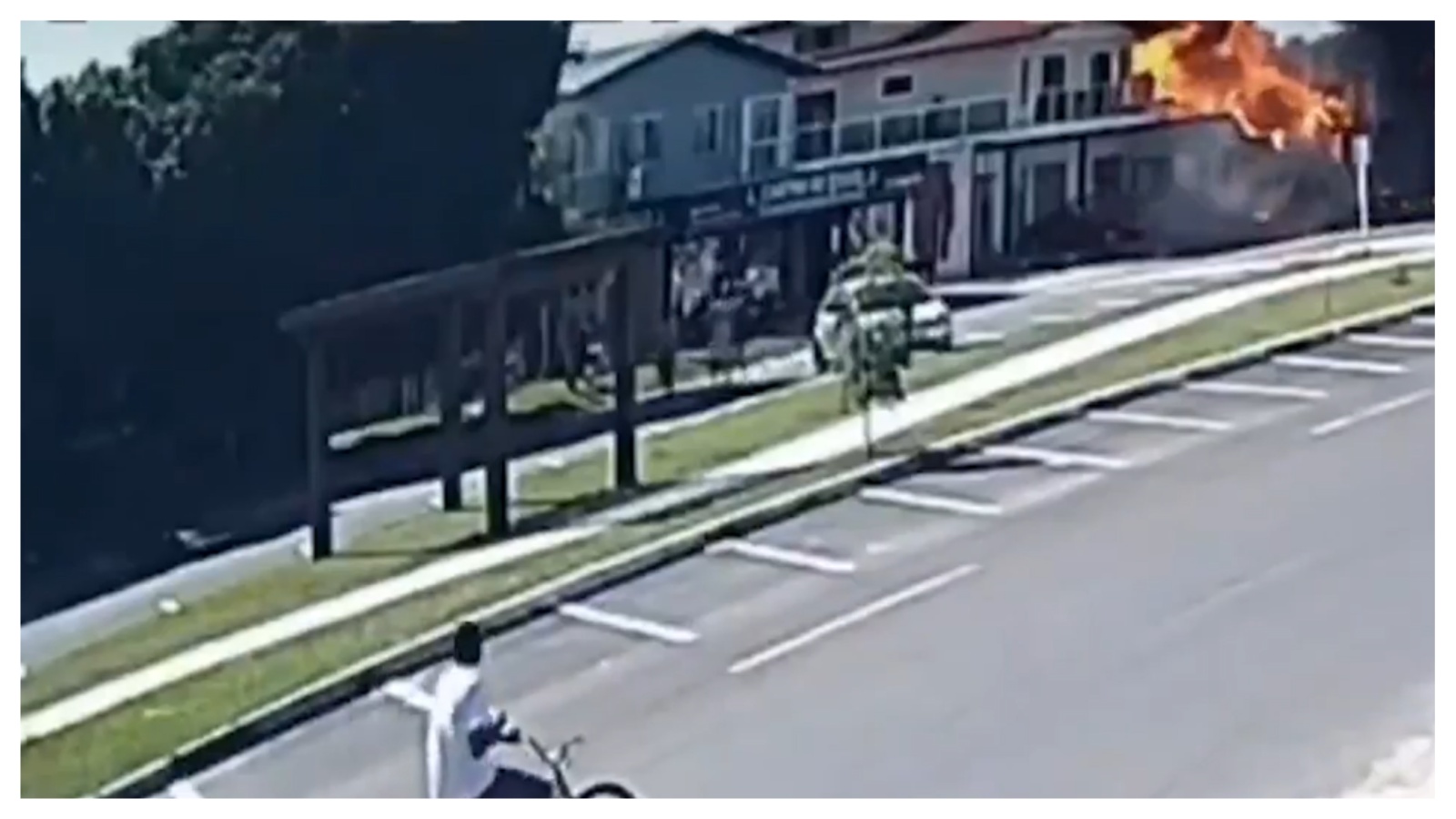 Schianto dopo il decollo, aereo colpisce un ristorante – VIDEO