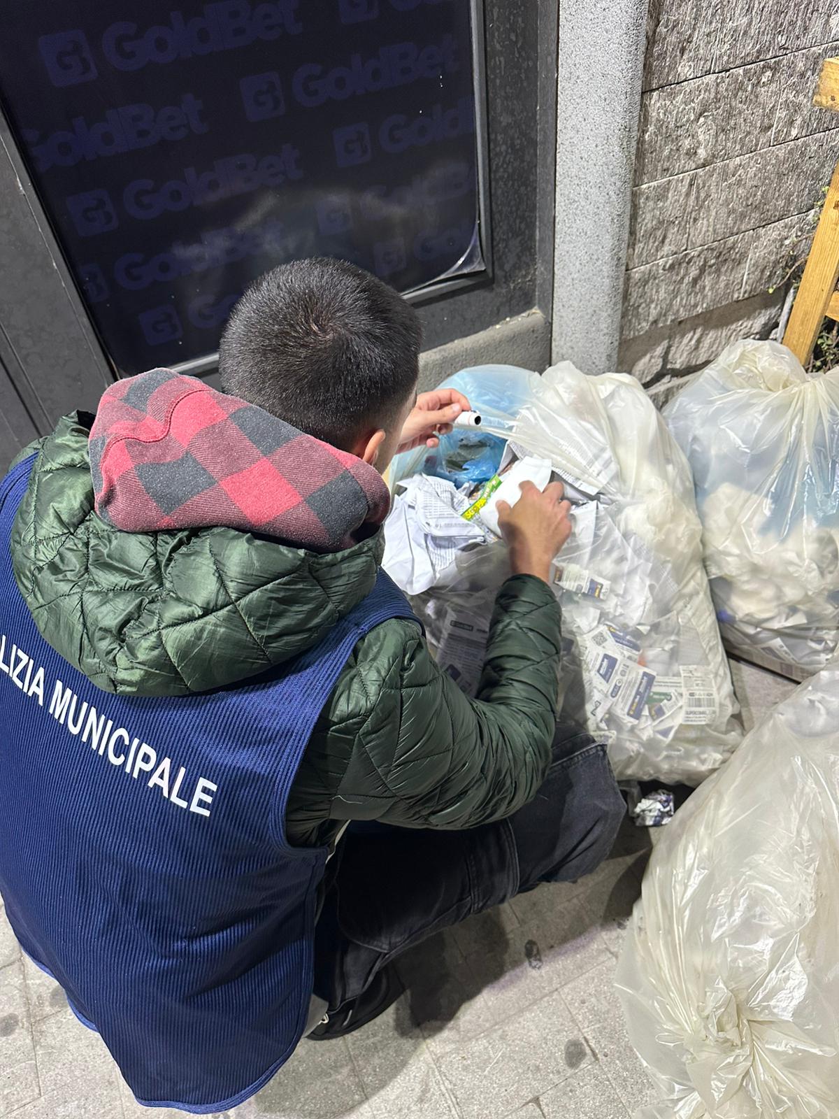 Catania, conferimento rifiuti selvaggio: raffica di multe