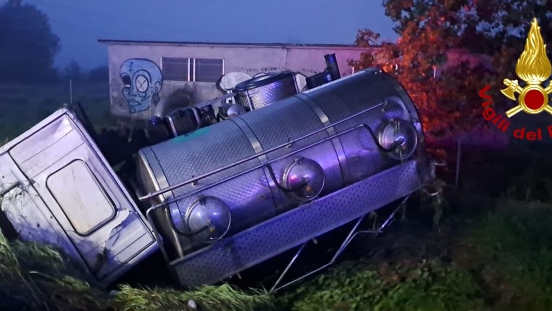 Modena, 3 morti nello scontro frontale tra un camion per trasporto latte e un’auto