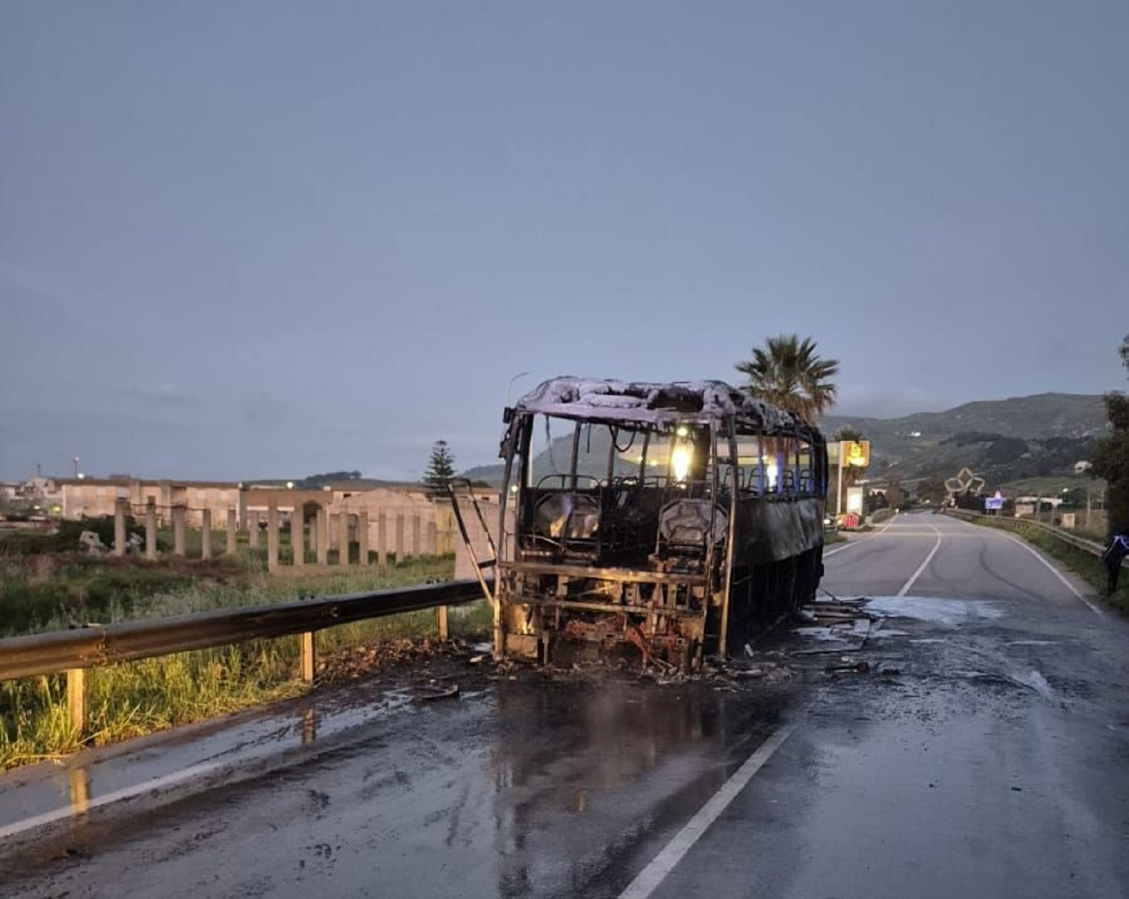 autobus incendiato Gibellina