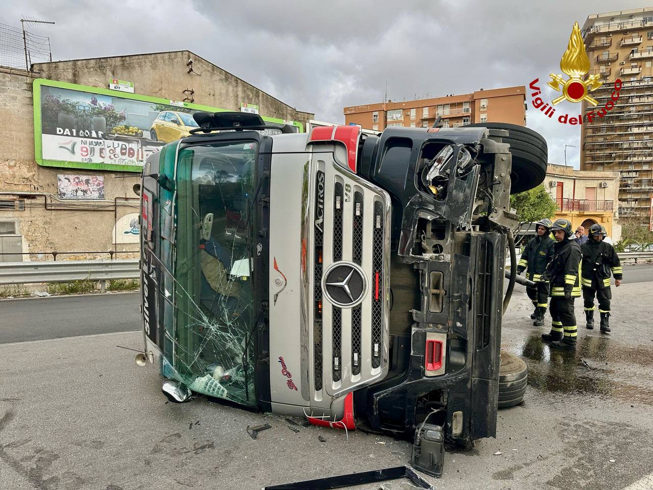 Scontro tra auto e tir a Palermo, traffico in tilt in via Messina Marine