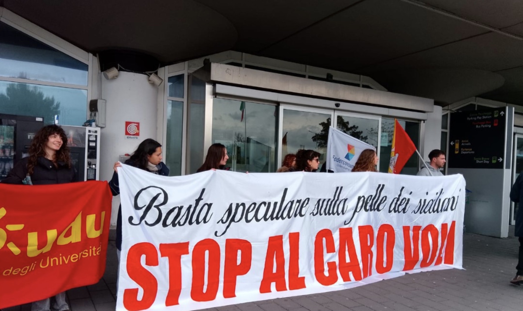 Catania, la protesta contro il caro-voli: “Tariffe da oltre 500 euro”