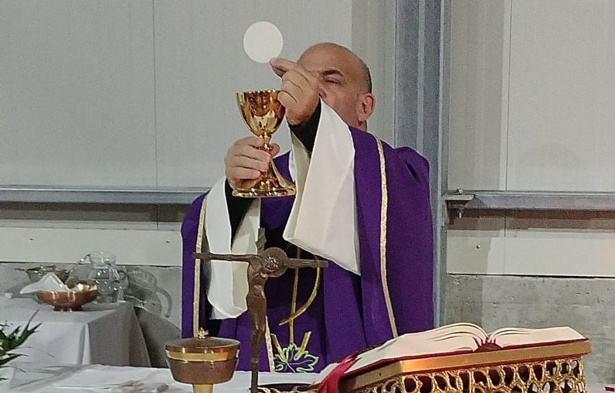 https://livesicilia.it/wp-content/uploads/2026/04/don-carmelo-carvello-borgo-santa-rita-1.jpg