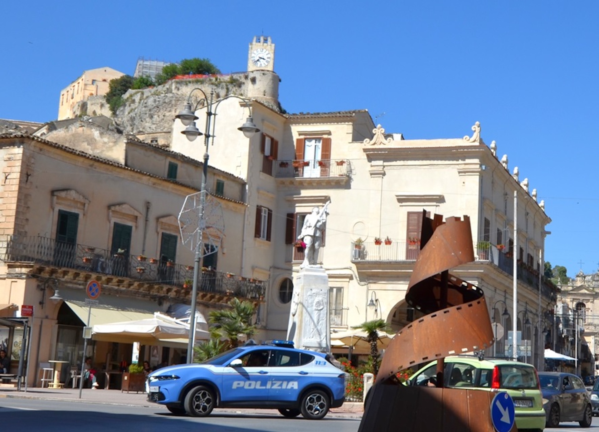 Modica, furto con strappo: denunciato un 14enne
