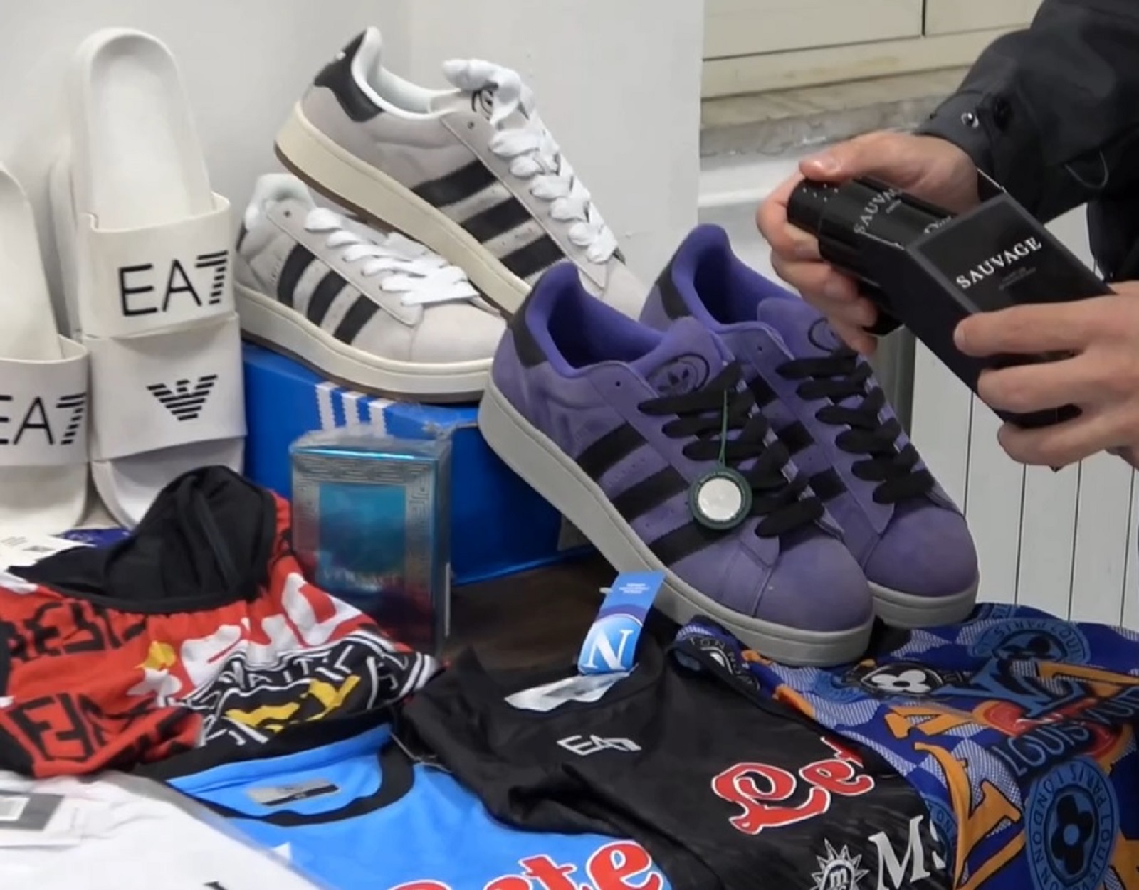 Messina, la centrale del falso con l’e-commerce: sei arresti VIDEO