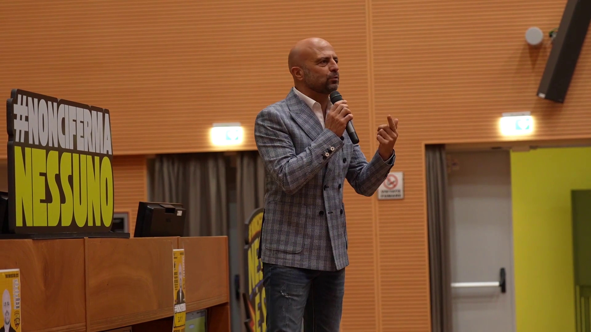 #NonCiFermaNessuno fa tappa nelle universitĂ