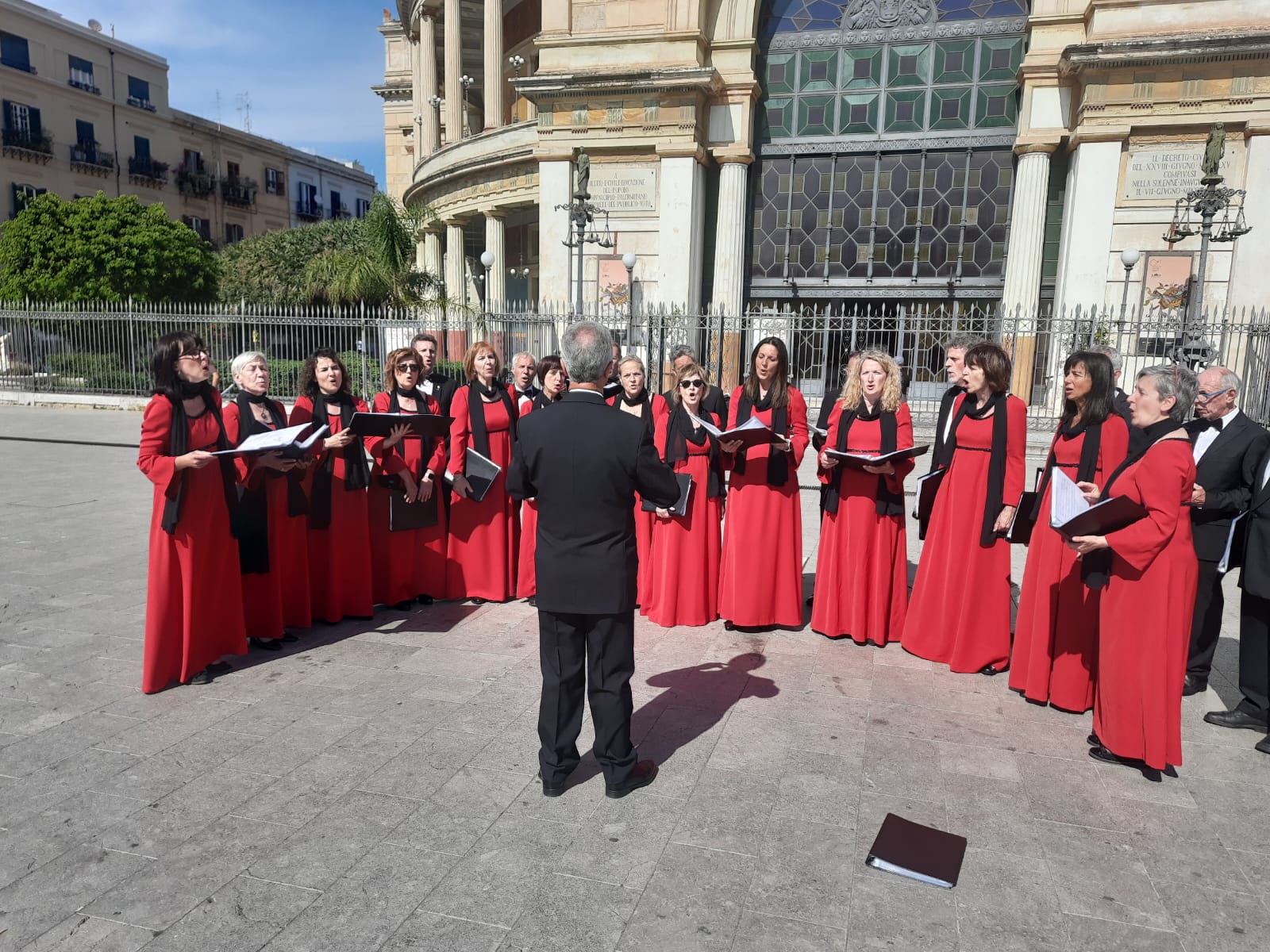 Palermo, perchĂŠ il coro canta in piazza Politeama? VIDEO