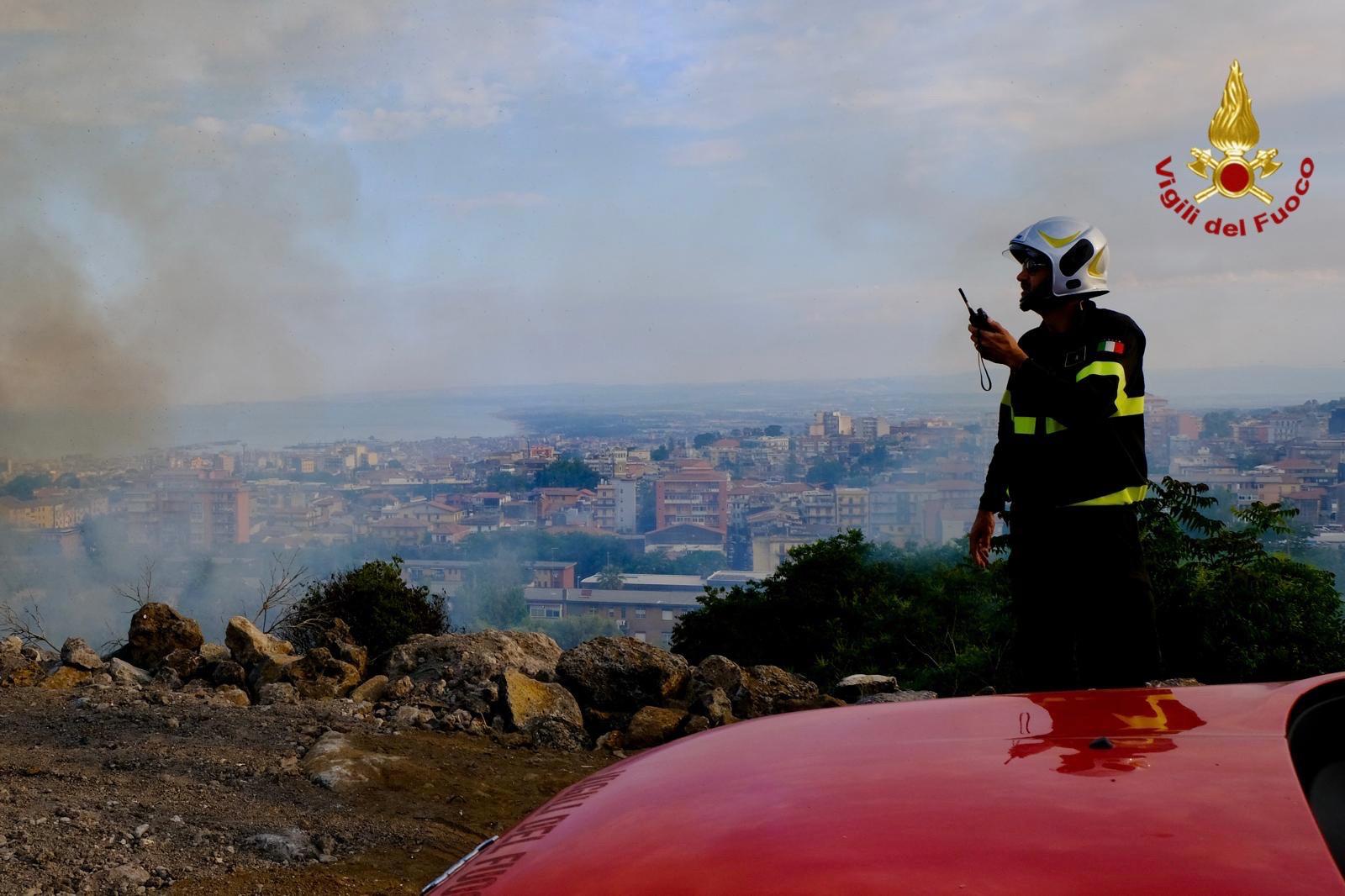 Incendio alla Timpa di Canalicchio, fiamme nella zona naturalistica tra Catania e Battiati