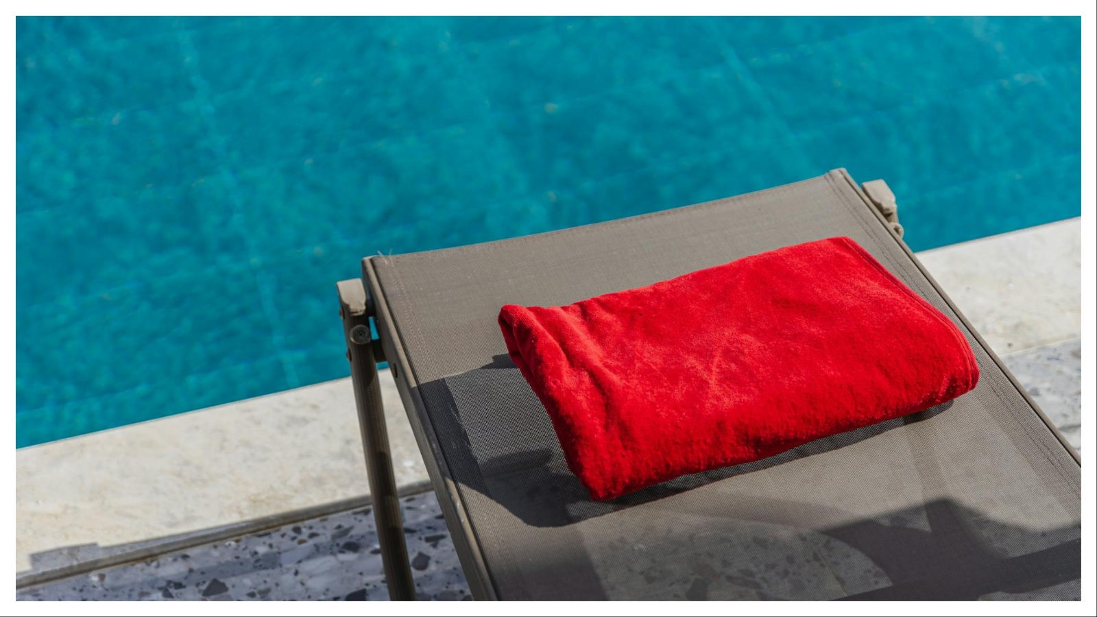 https://livesicilia.it/wp-content/uploads/2026/05/Lettino-piscina-Foto-free-Pexels.jpg
