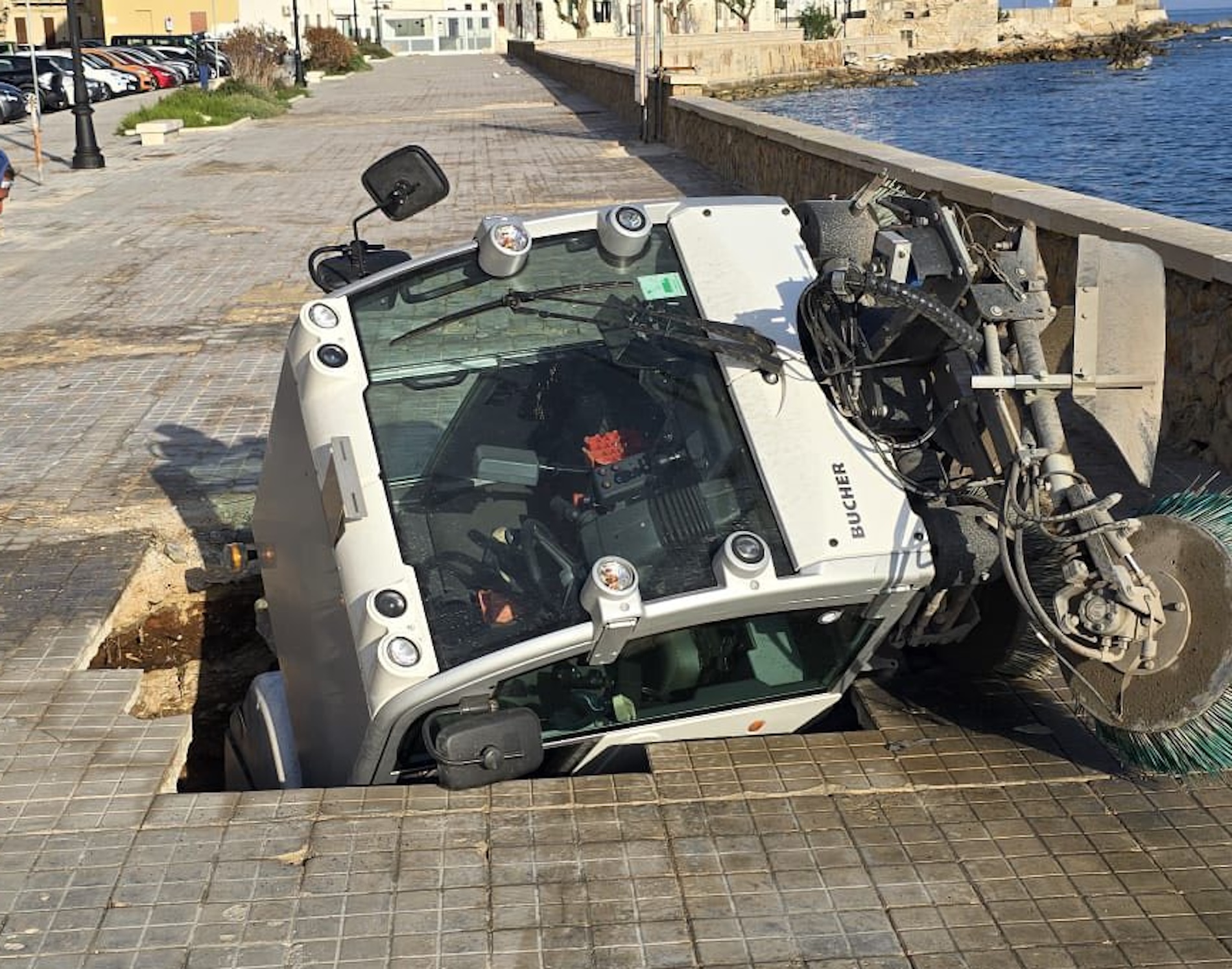 https://livesicilia.it/wp-content/uploads/2026/05/Mezzo-sprofondato-Trapani.jpg