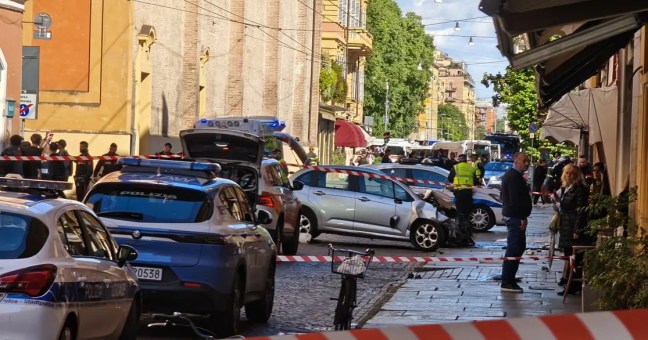 Auto in corsa travolge pedoni a Modena: 8 feriti, 4 sono gravi. Fermato 31enne