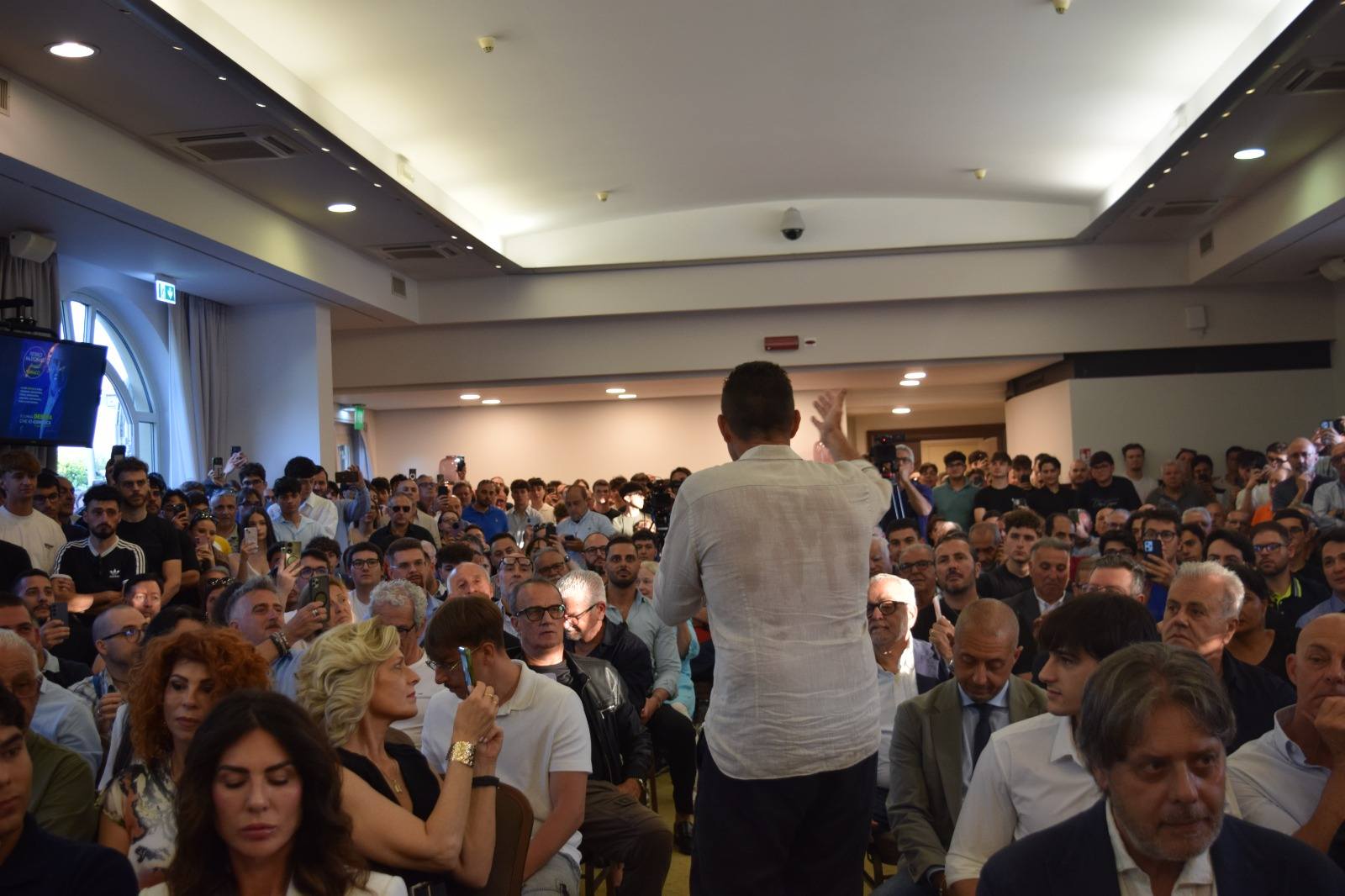 https://livesicilia.it/wp-content/uploads/2026/05/Vannacci-catania.jpeg
