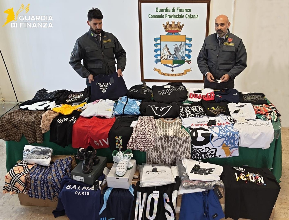 Catania, sequestrati 3.200 capi d’abbigliamento contraffatti
