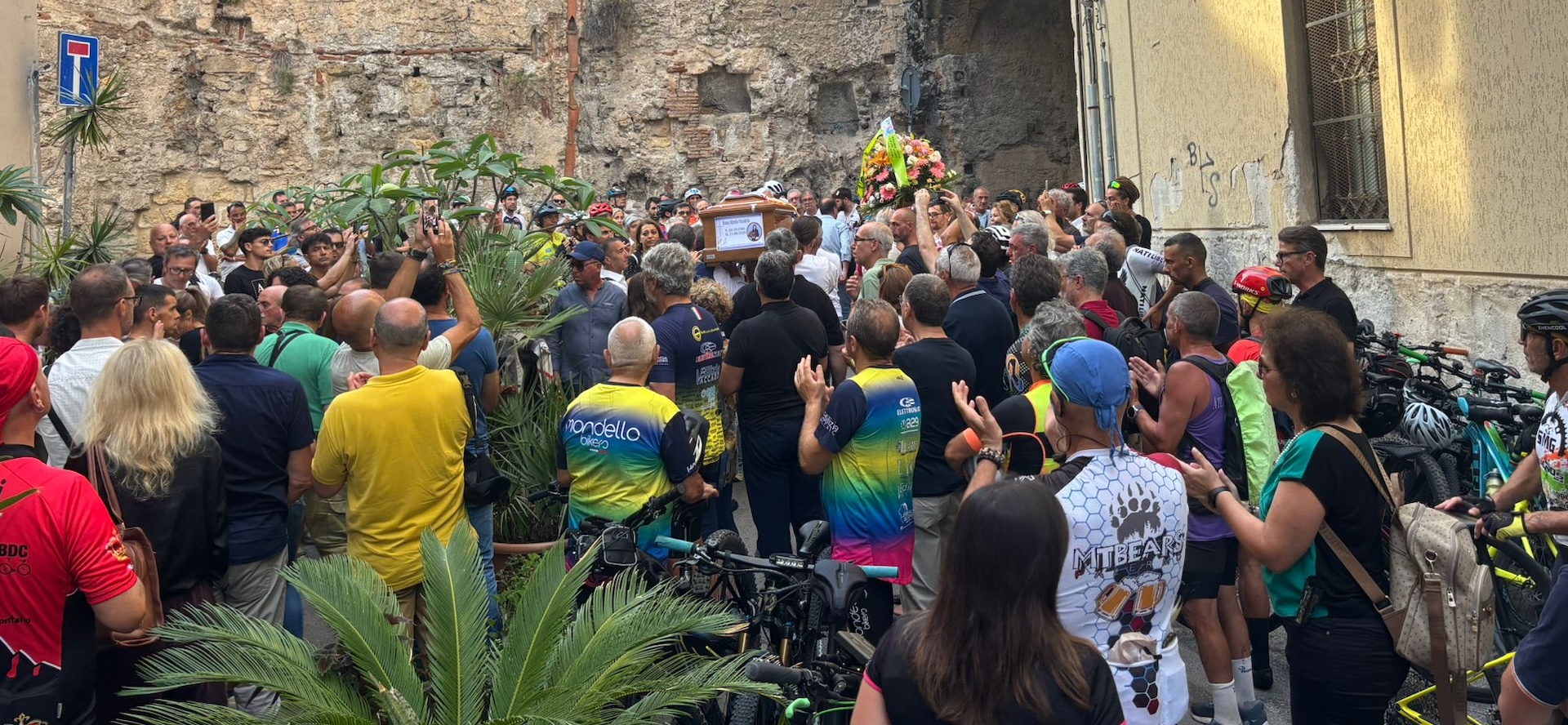 https://livesicilia.it/wp-content/uploads/2026/06/Ultimo-saluto-Mirela-1.jpeg