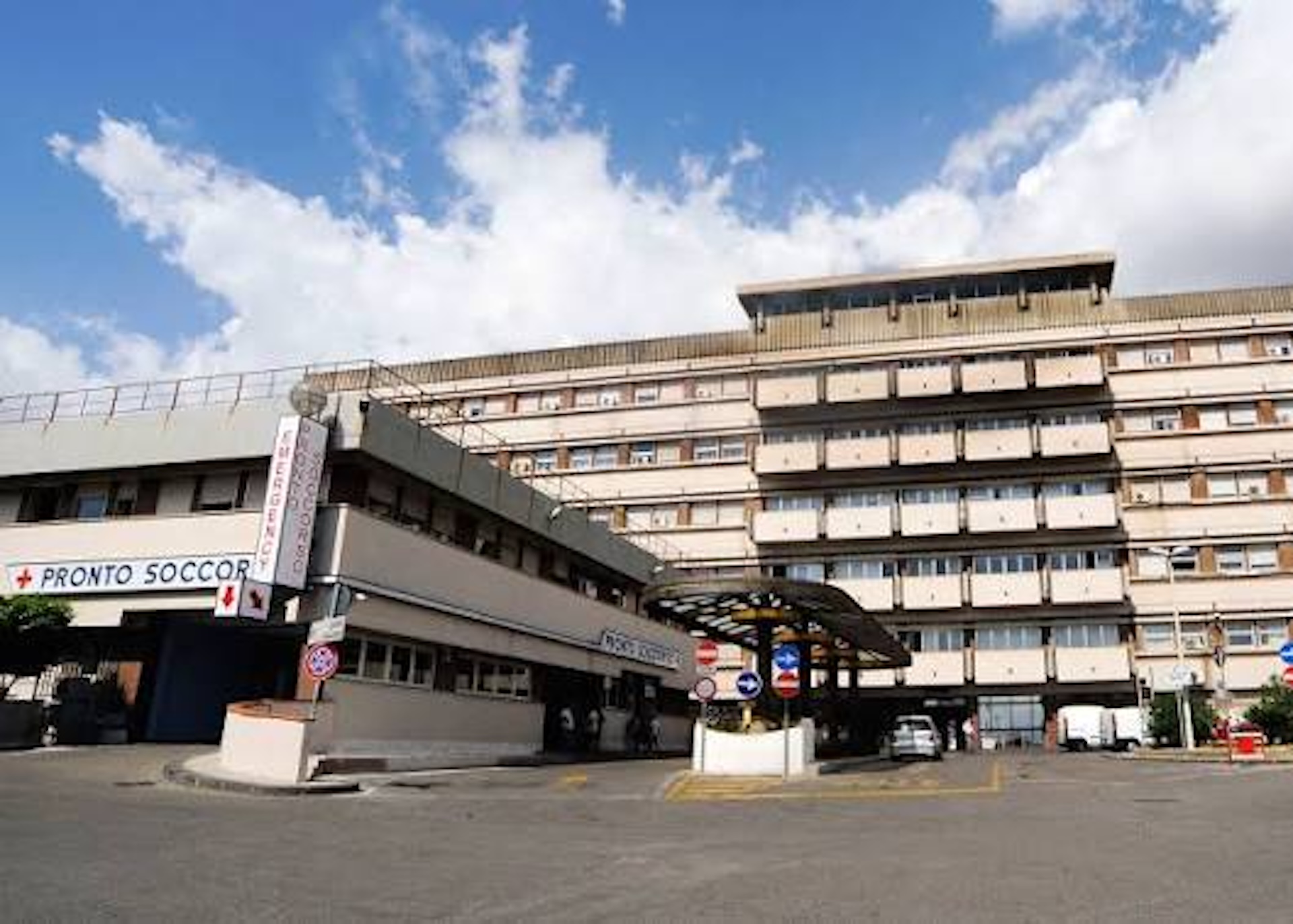 Messina, pacchi cadono dalle scale del Policlinico e colpiscono una donna