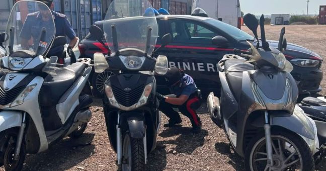 Scoperto traffico illecito di moto nei container a Roma, 3 fermi e 2 denunce