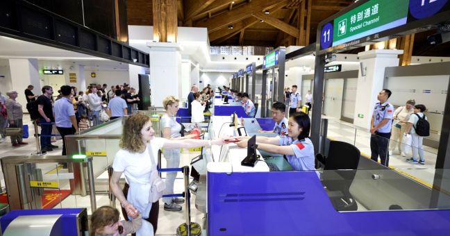 Cina perfezionerà i programmi di transito e ingresso senza visto
