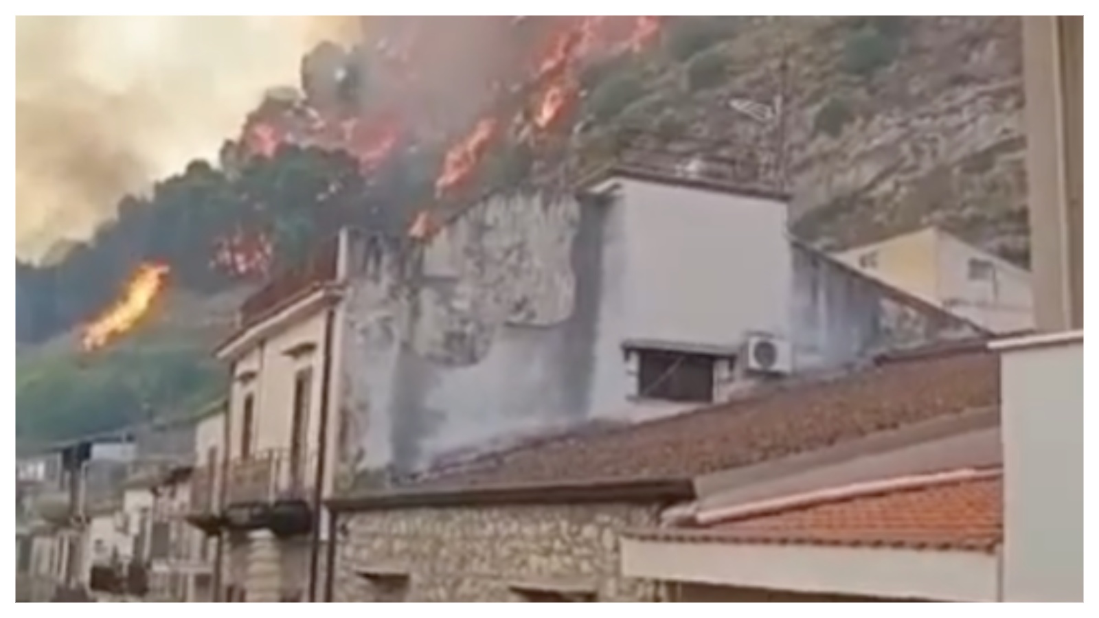 https://livesicilia.it/wp-content/uploads/2026/07/Incendio-Castronovo-di-Sicilia.jpg