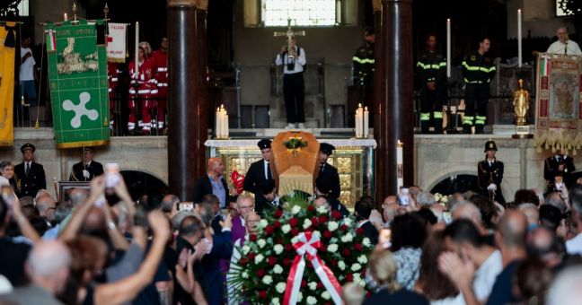Don Mazzi, a Milano l’addio tra applausi e commozione