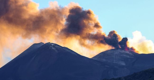 Etna, fontana di lava dal cratere voragine e voli dirottati