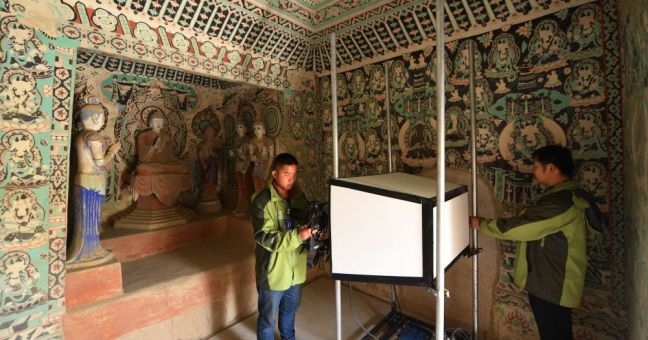 Cina, restauratori al lavoro per preservare le grotte di Mogao