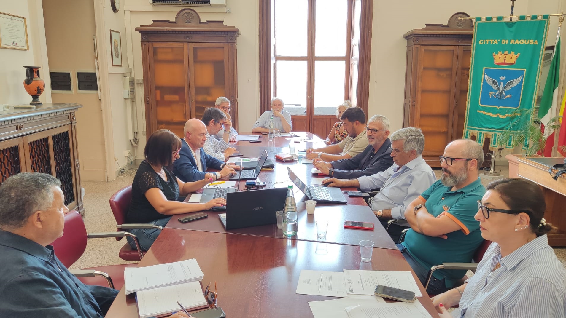 https://livesicilia.it/wp-content/uploads/2026/08/Assemblea-sindaci-Iblea-Acque-27-agosto.jpg