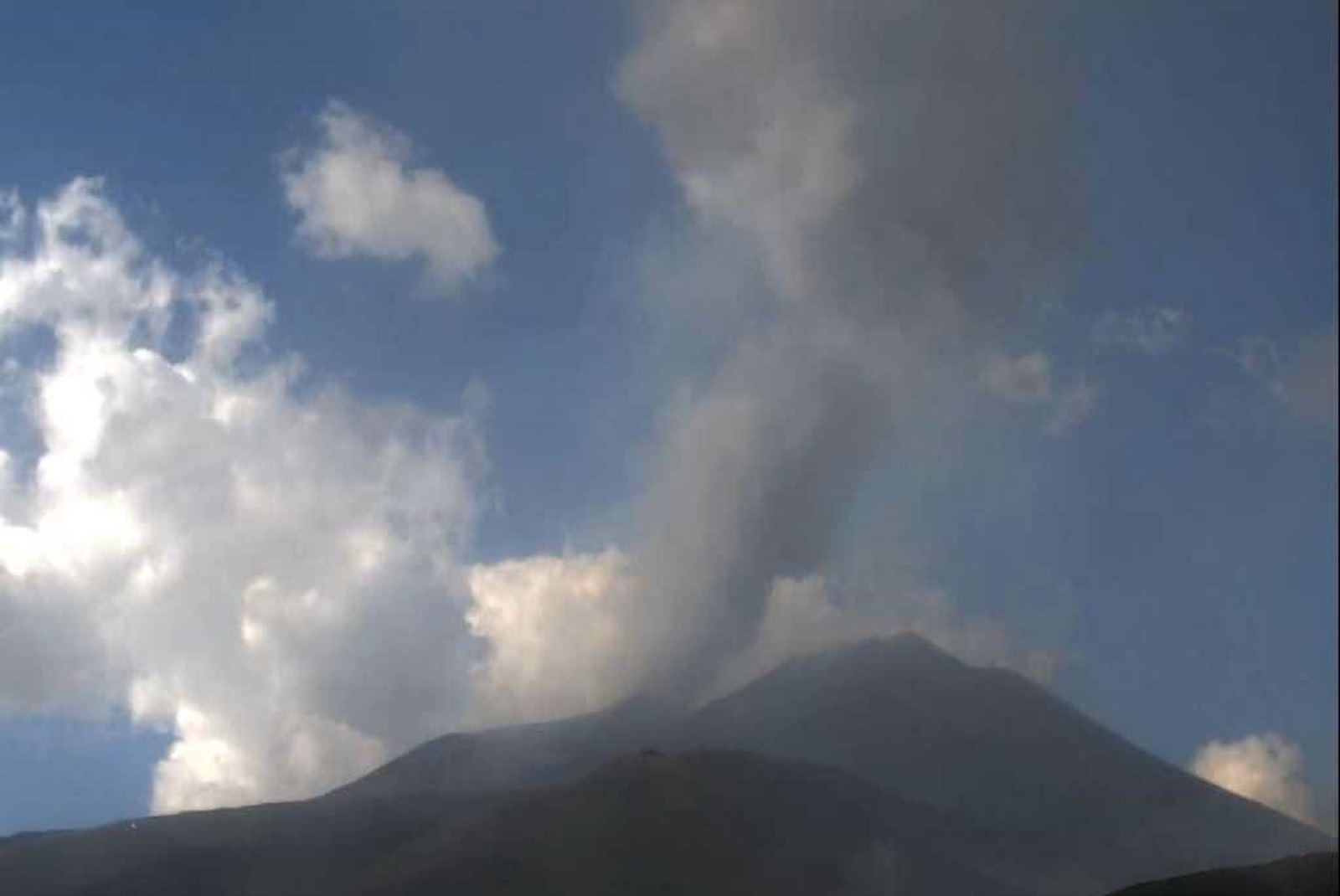 https://livesicilia.it/wp-content/uploads/2026/08/Etna-foto-Ingv.jpg.jpeg
