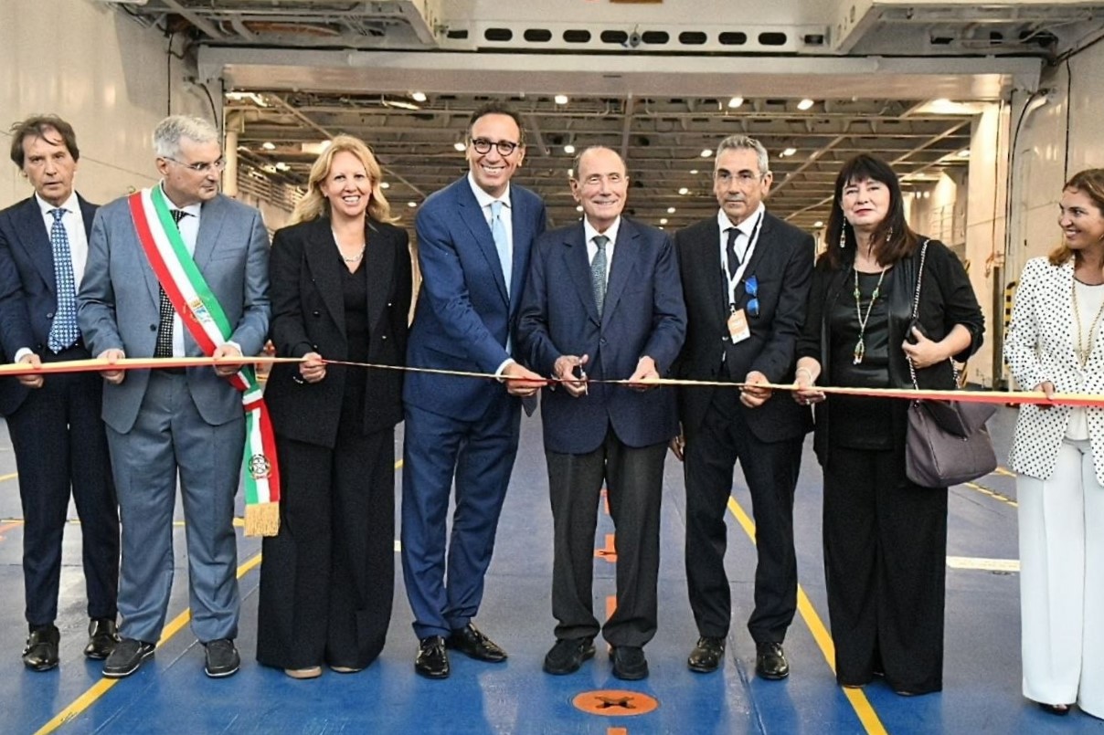 https://livesicilia.it/wp-content/uploads/2026/08/Il-taglio-del-nastro-inaugurale-del-traghetto-Costanza-I-di-Sicilia.jpeg