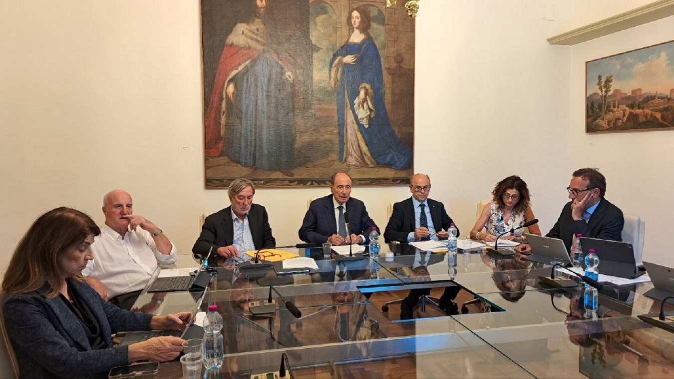 https://livesicilia.it/wp-content/uploads/2026/08/Riunione-giunta-Sicilia.jpg