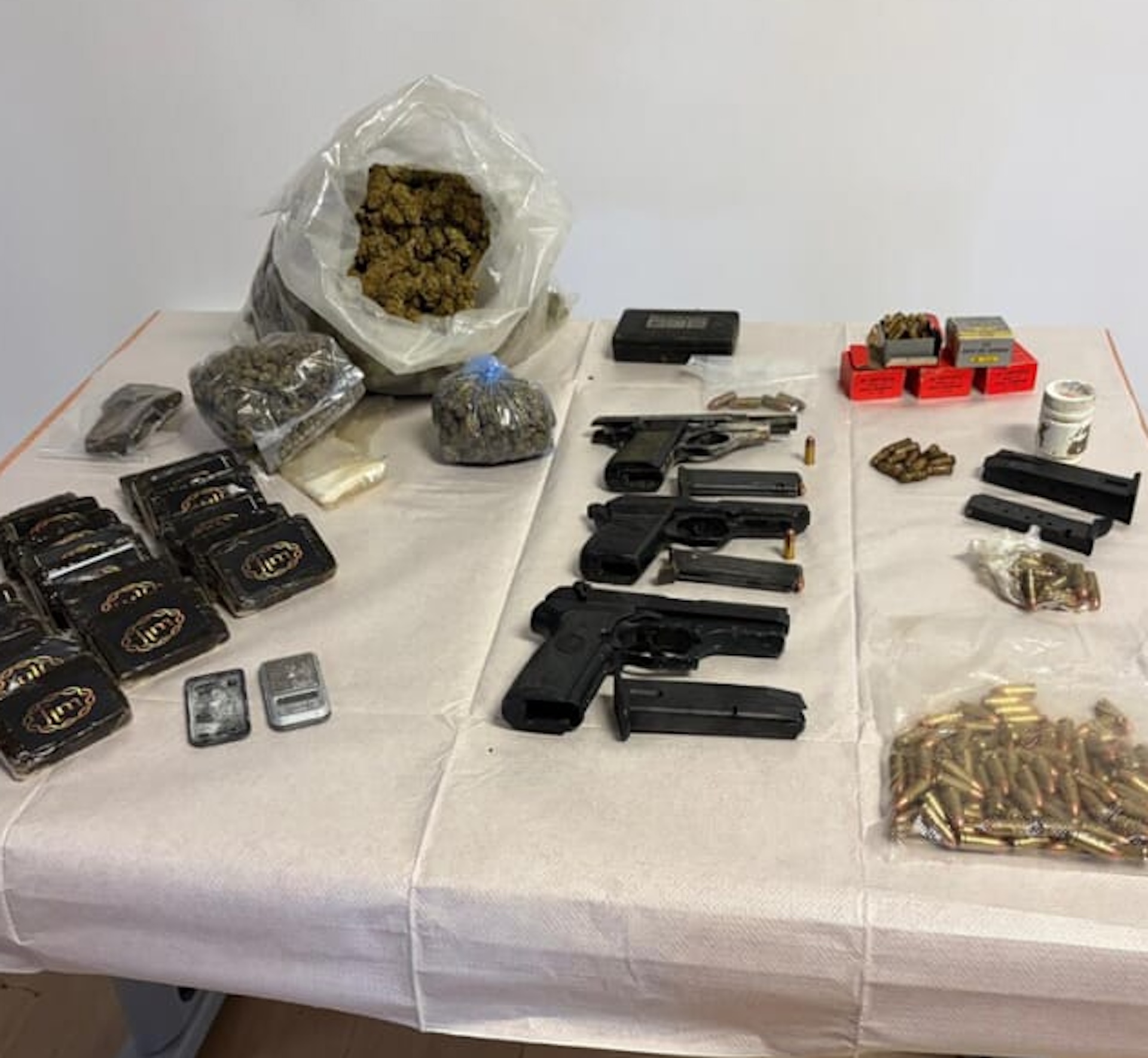 https://livesicilia.it/wp-content/uploads/2026/08/carabinieri-armi-droga.jpg