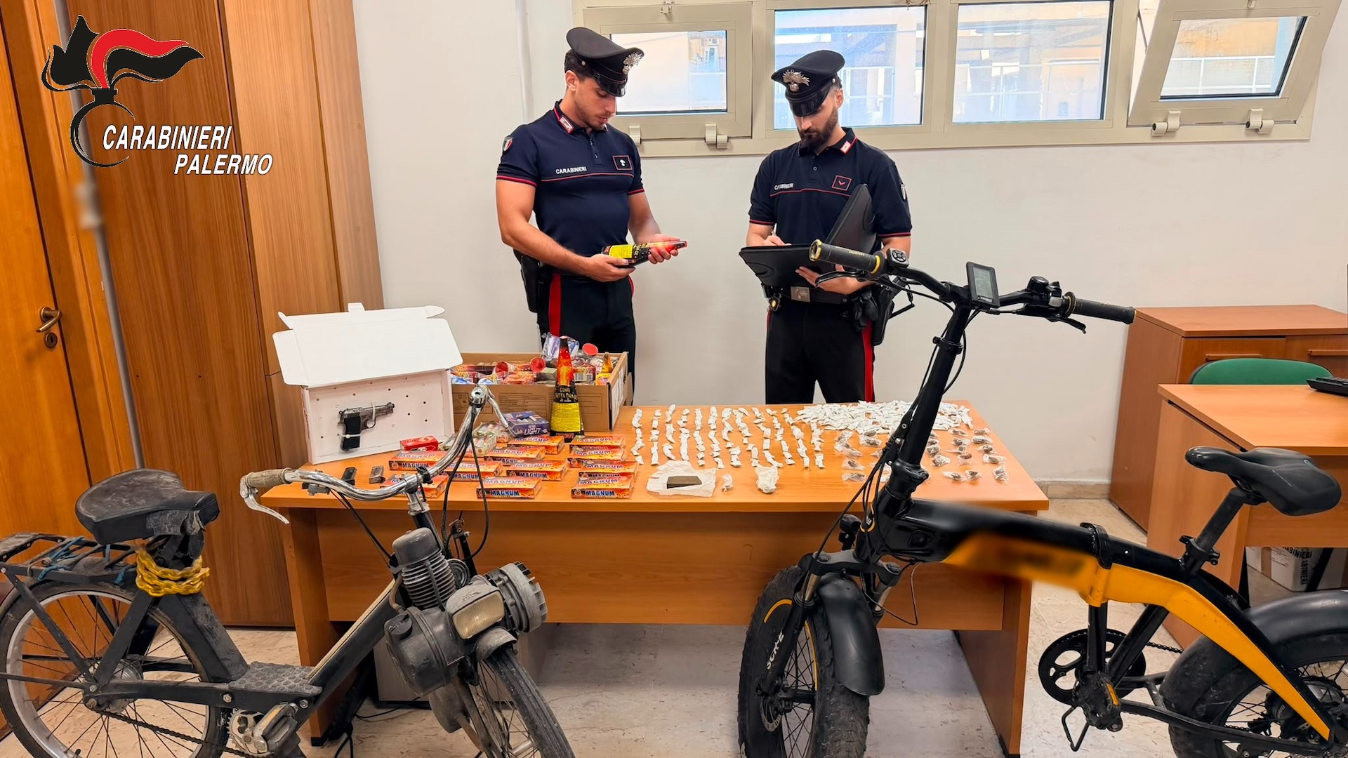 https://livesicilia.it/wp-content/uploads/2026/08/materiale-sequestrato-dai-Carabinieri-dello-Zen.jpg