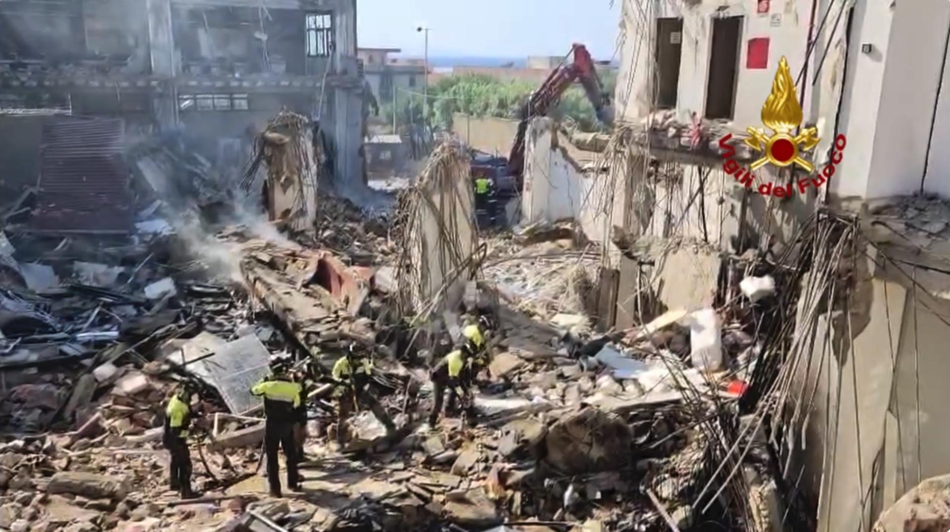 https://livesicilia.it/wp-content/uploads/2026/08/messina-crollo-vigili-del-fuoco.jpg