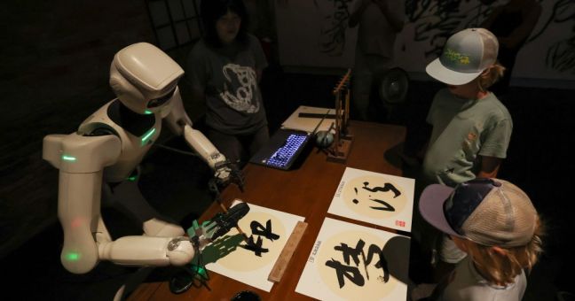 Biennale di Venezia, al padiglione cinese gli ideogrammi li scrive un robot