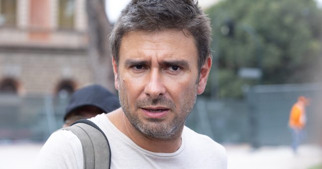 Rinviato il rientro di Alessandro Di Battista in Italia, è stato operato a Cuba