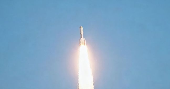 La Cina lancia in orbita nove satelliti dalle acque al largo di Shanghai